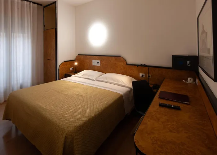 Отель Cityhotel Cristina 3*